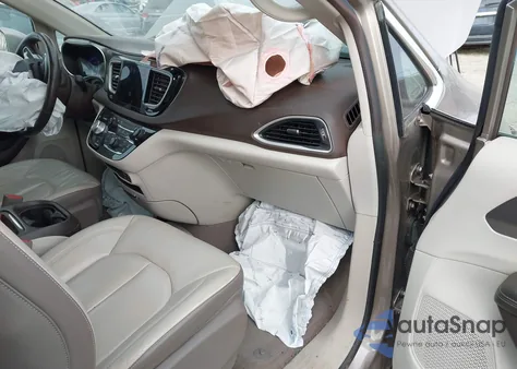 2017 Chrysler Pacifica Touring-L z USA, uszkodzony, nr VIN 2C4RC1BG5HR561214